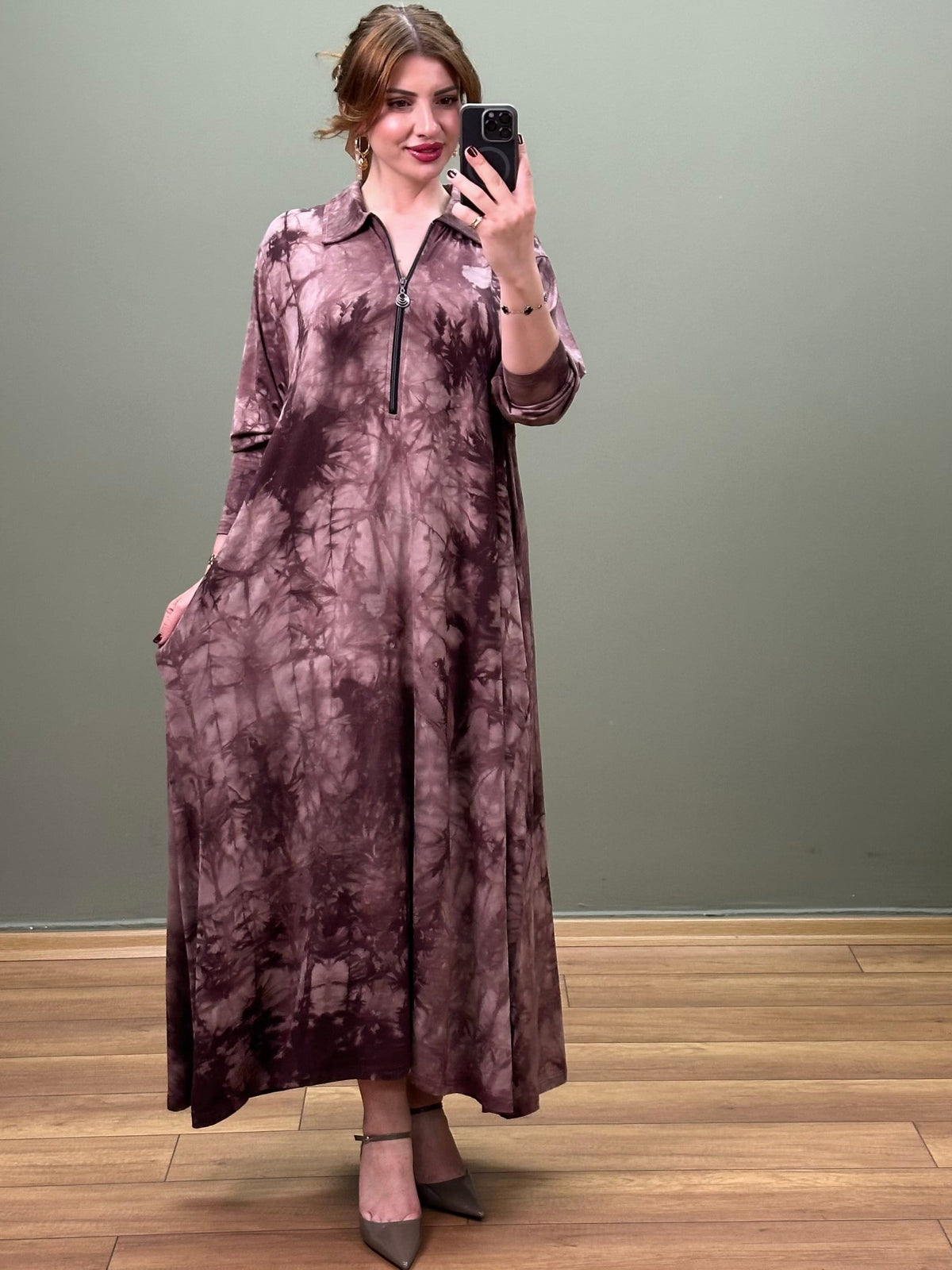 A KESIM YAKA FERMUARLI BATIK DESEN ELBISE KAHVE