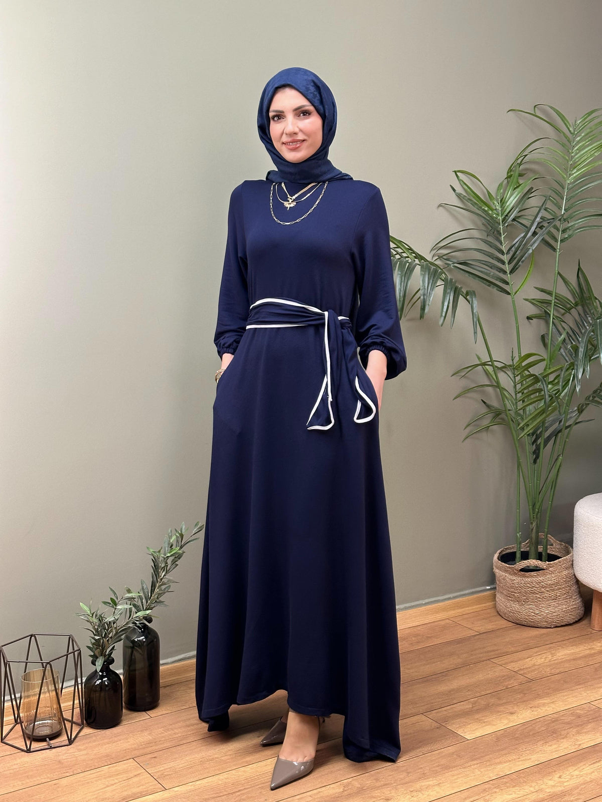 ASİMETRİK KESİM KUŞAKLI MAKSİ ELBİSE LACİVERT