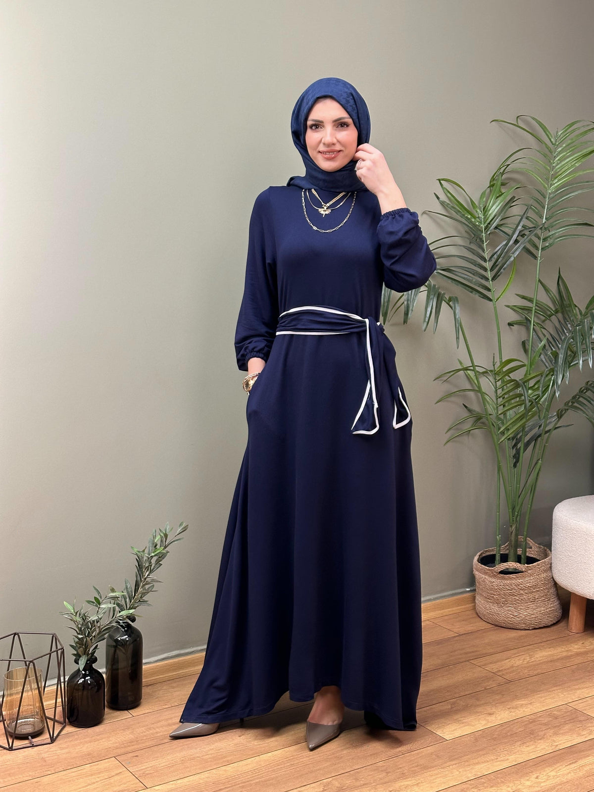 ASİMETRİK KESİM KUŞAKLI MAKSİ ELBİSE LACİVERT