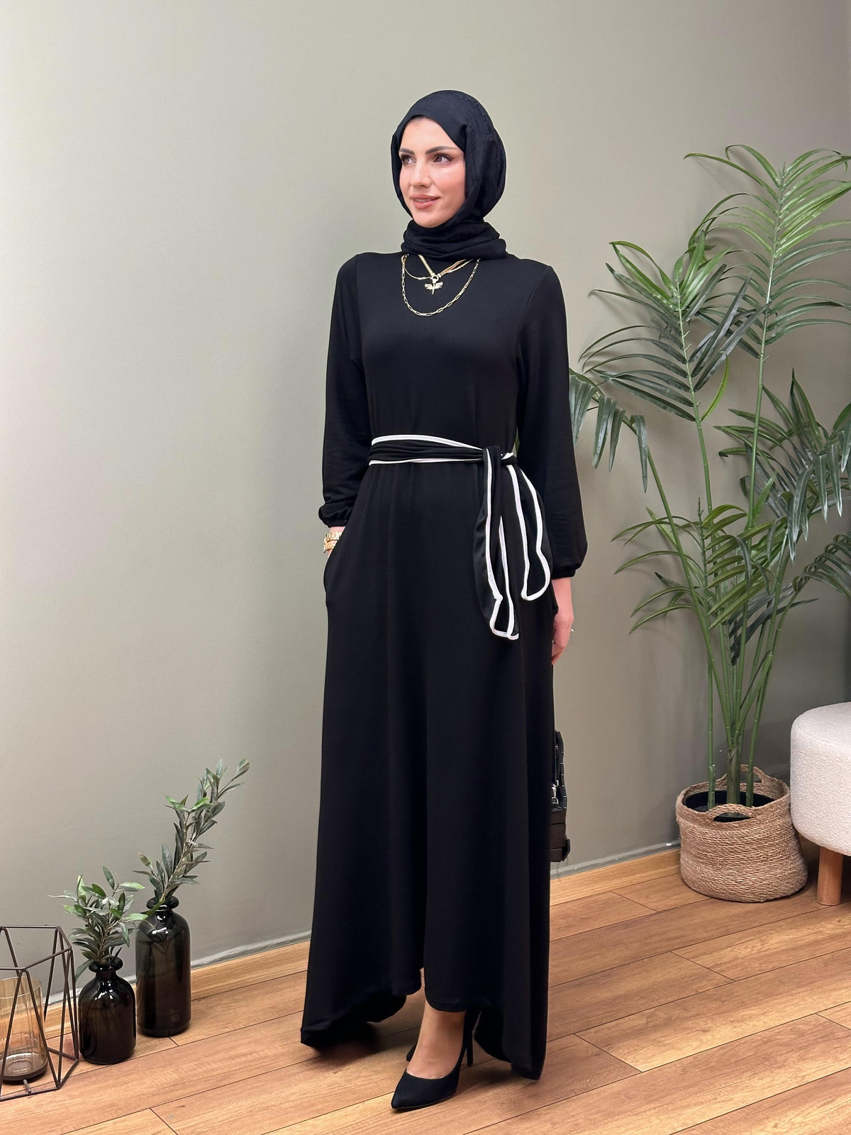 ASİMETRİK KESİM KUŞAKLI MAKSİ ELBİSE SİYAH