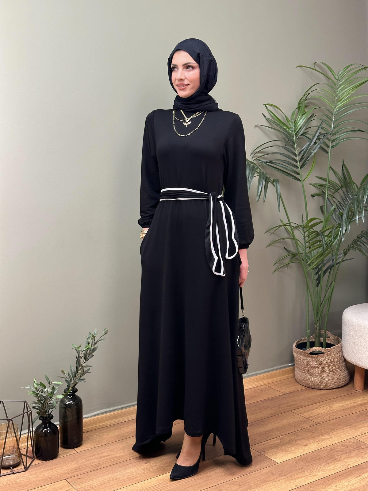 ASİMETRİK KESİM KUŞAKLI MAKSİ ELBİSE SİYAH