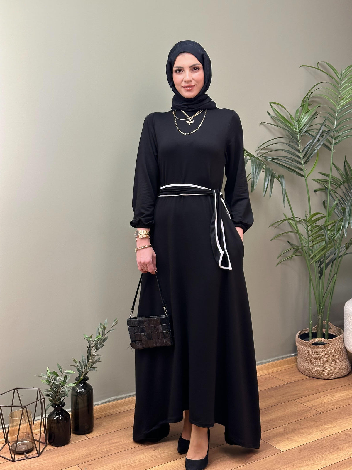 ASİMETRİK KESİM KUŞAKLI MAKSİ ELBİSE SİYAH
