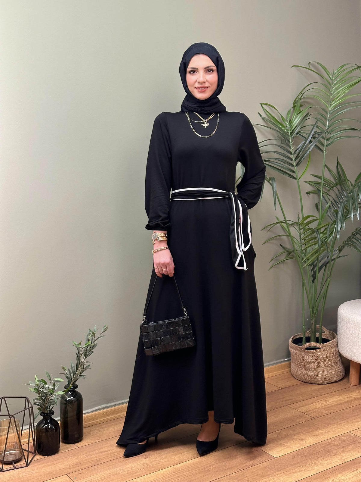 ASİMETRİK KESİM KUŞAKLI MAKSİ ELBİSE SİYAH