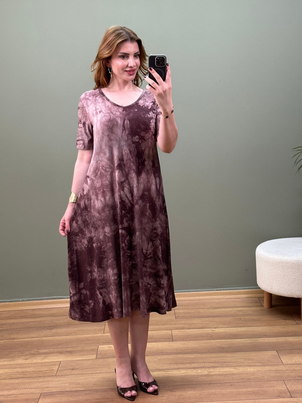 BATİK DESEN MİDİ BOY V YAKA ELBİSE KAHVE