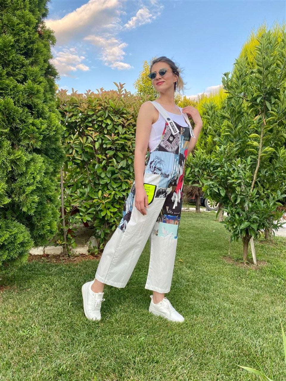 BEYAZ TEKNİK KUMAŞ PATCH BASKILI ASKILI TULUM