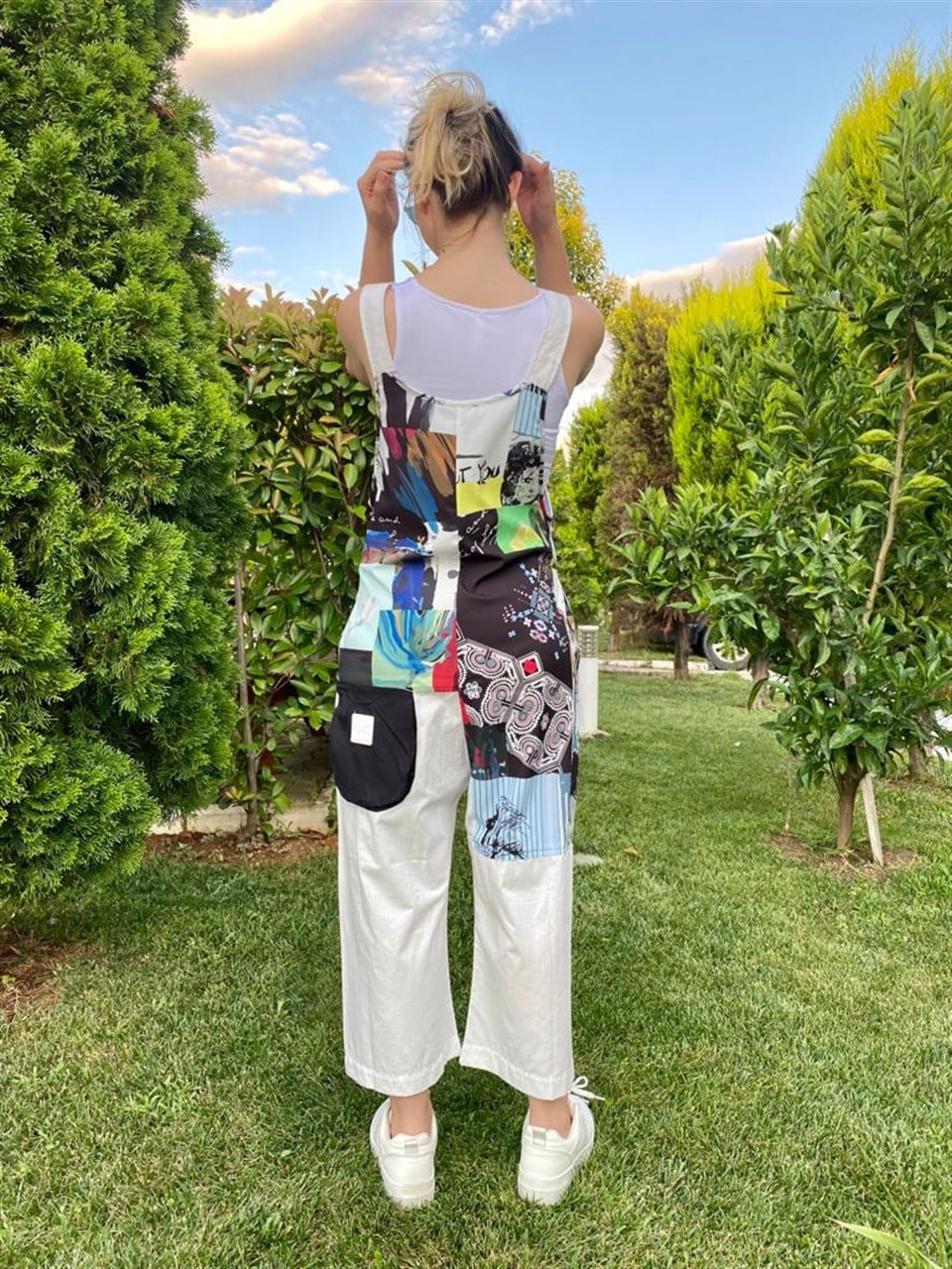 BEYAZ TEKNİK KUMAŞ PATCH BASKILI ASKILI TULUM