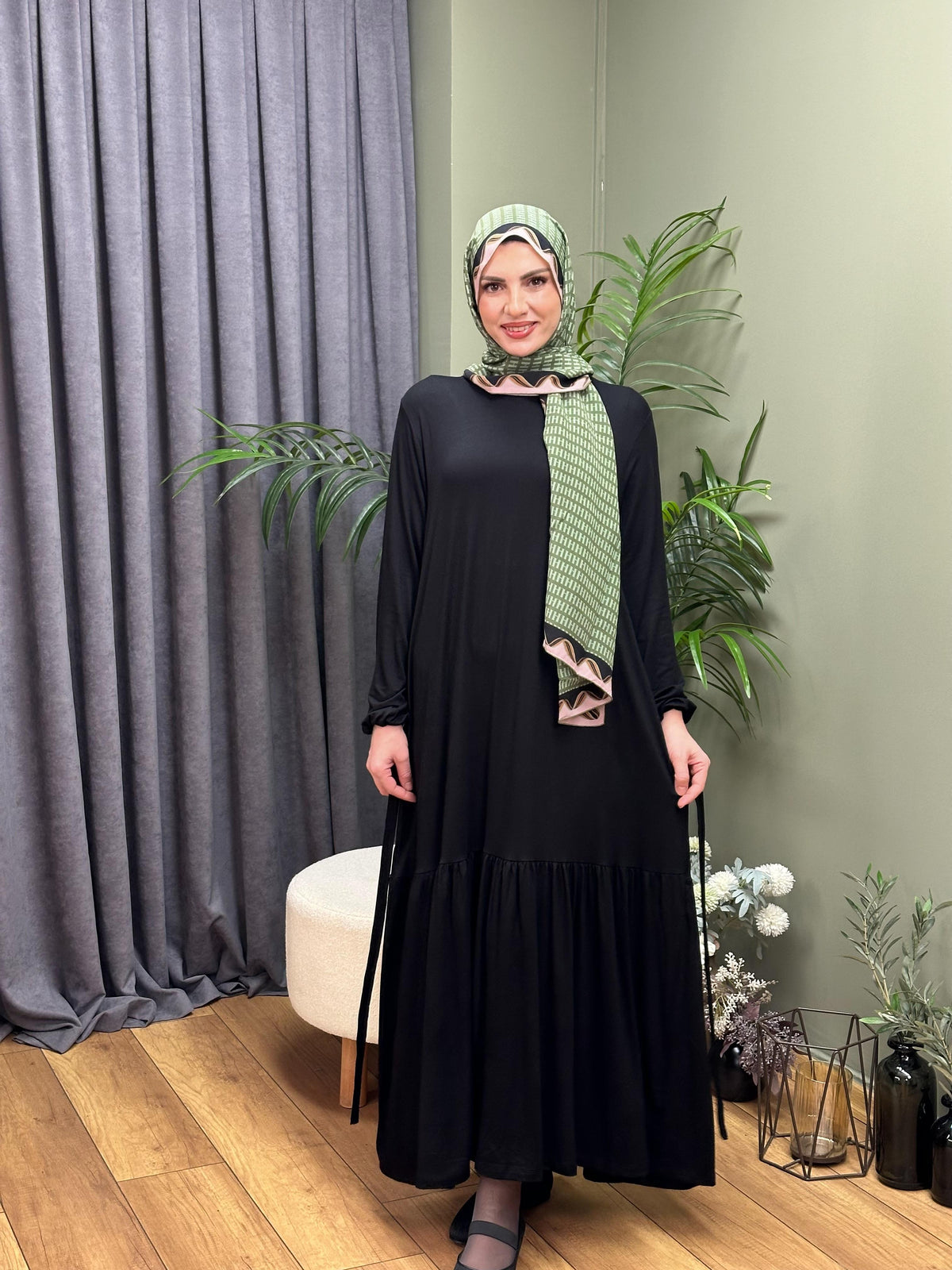 FIRFIRLI KUŞAKLI PAMUKLU SİYAH ELBİSE