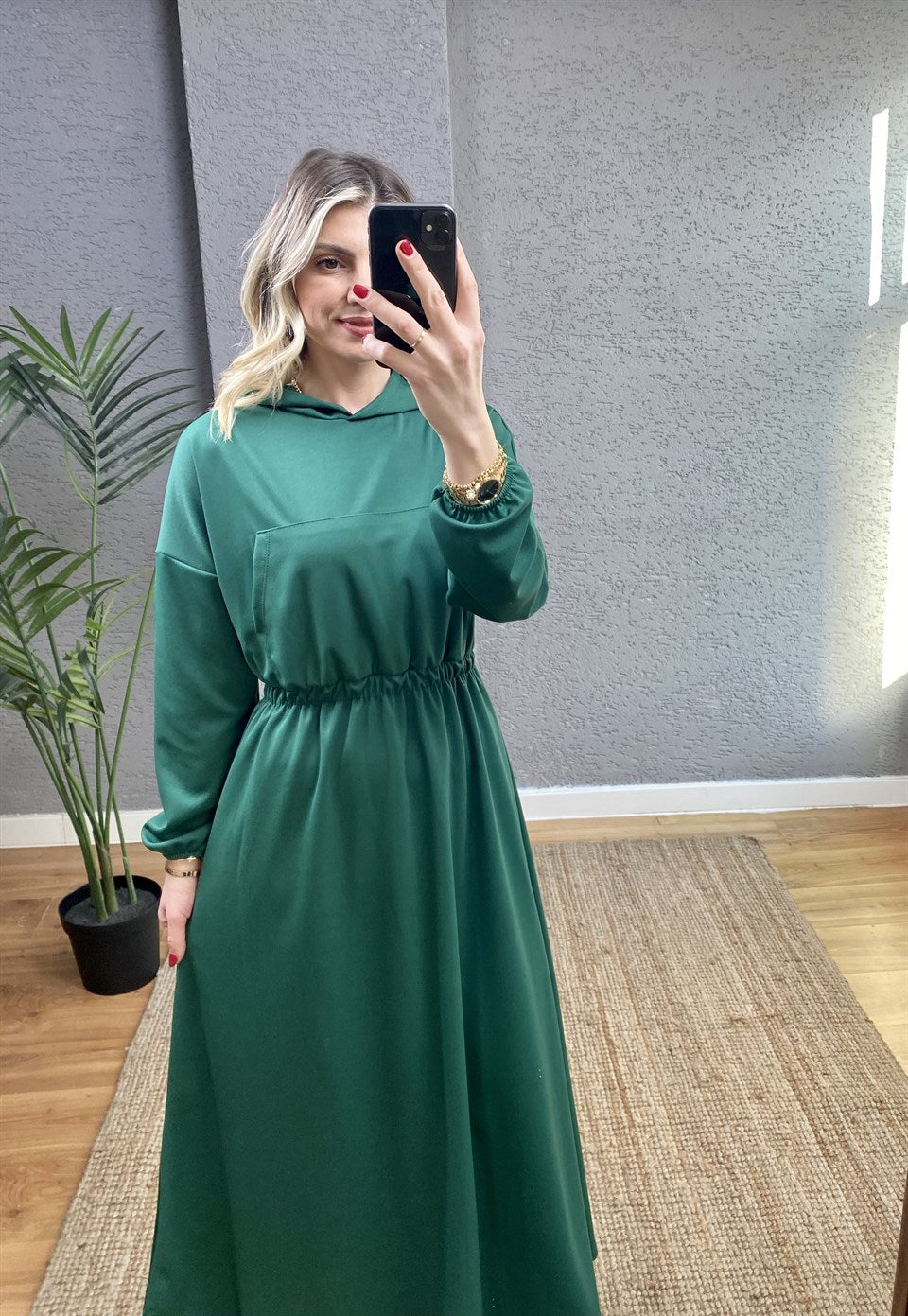 KANGURU CEPLİ BEL BÜZGÜLÜ KAPÜŞONLU KREP ELBİSE YEŞİL