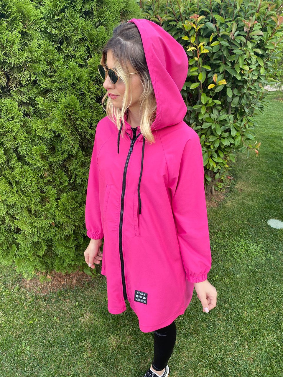 KAPİŞONLU BASKILI NEON MONT YAĞMURLUK PEMBE