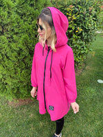 KAPİŞONLU BASKILI NEON MONT YAĞMURLUK PEMBE