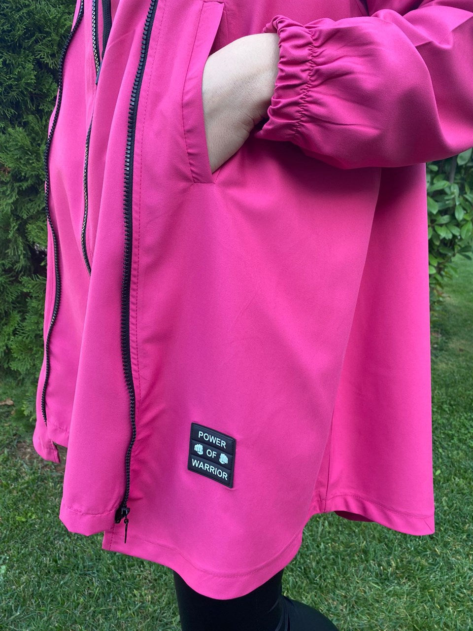 KAPİŞONLU BASKILI NEON MONT YAĞMURLUK PEMBE