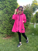 KAPİŞONLU BASKILI NEON MONT YAĞMURLUK PEMBE