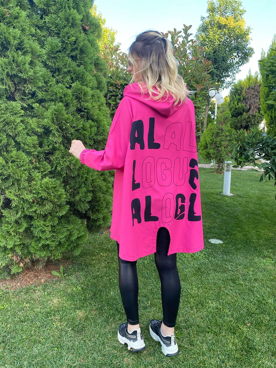 KAPİŞONLU BASKILI NEON MONT YAĞMURLUK PEMBE