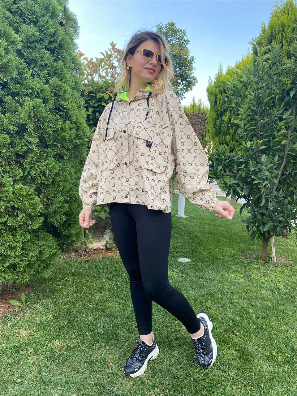 KAPİŞONLU VE BASKILI YAĞMURLUK