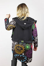 KAPİTONE DETAYLI ASİMETRİK KESİM KATLANABİLİR YAKA DESENLİ