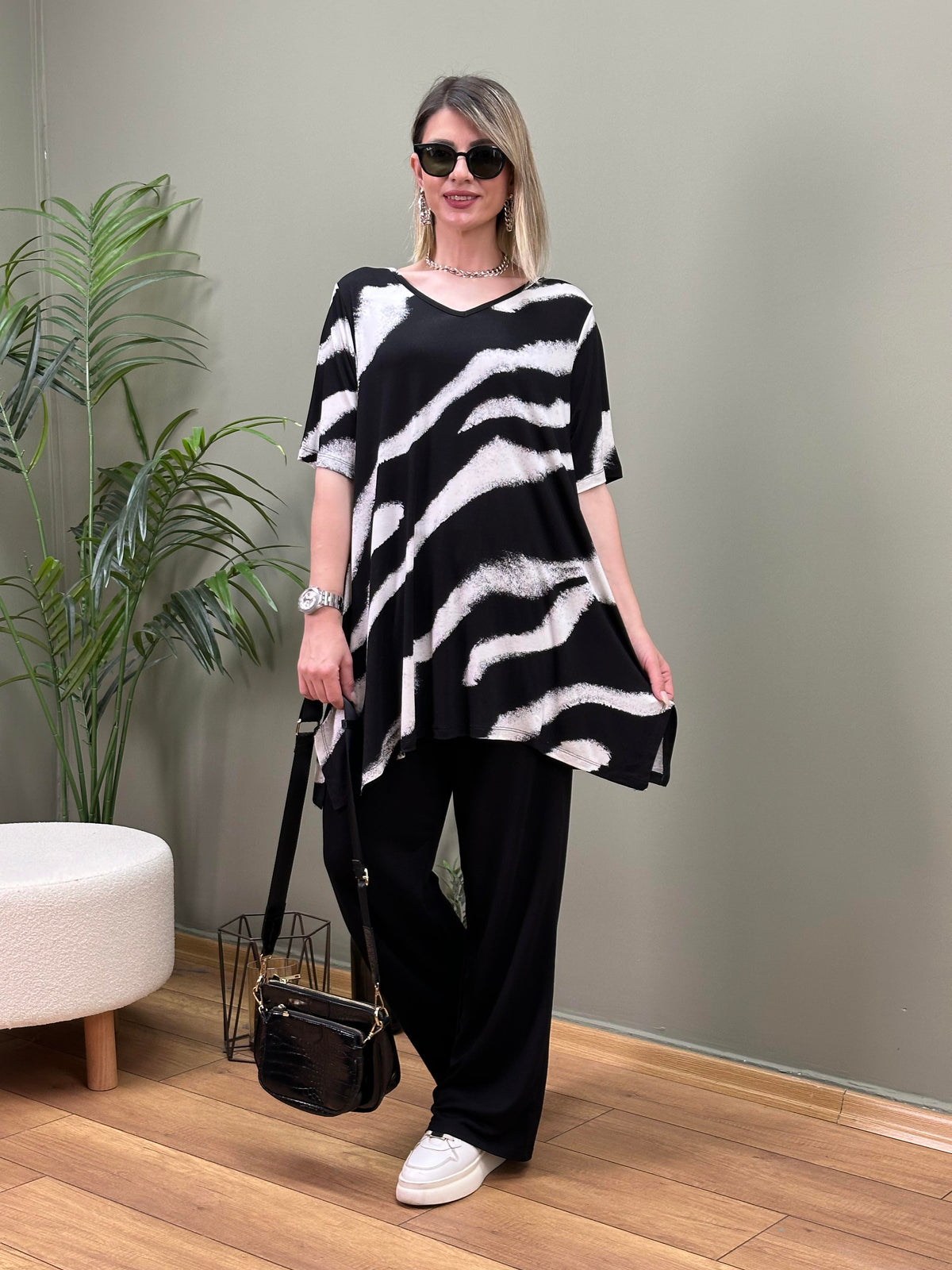 KISA KOL PAMUK TAKIM ASİMETRİK BLUZLU ZEBRA DESEN