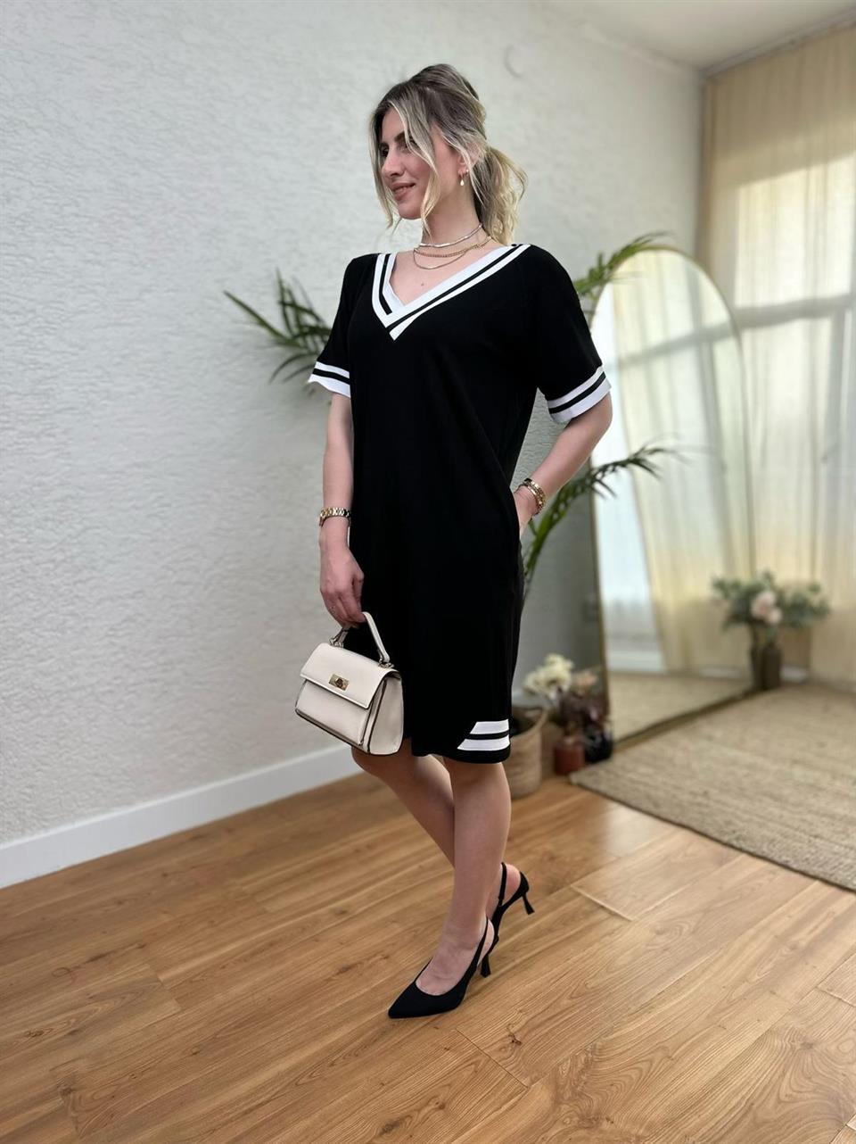 KISA RİBANALI YAN YIRTMAÇLI SİYAH ELBİSE