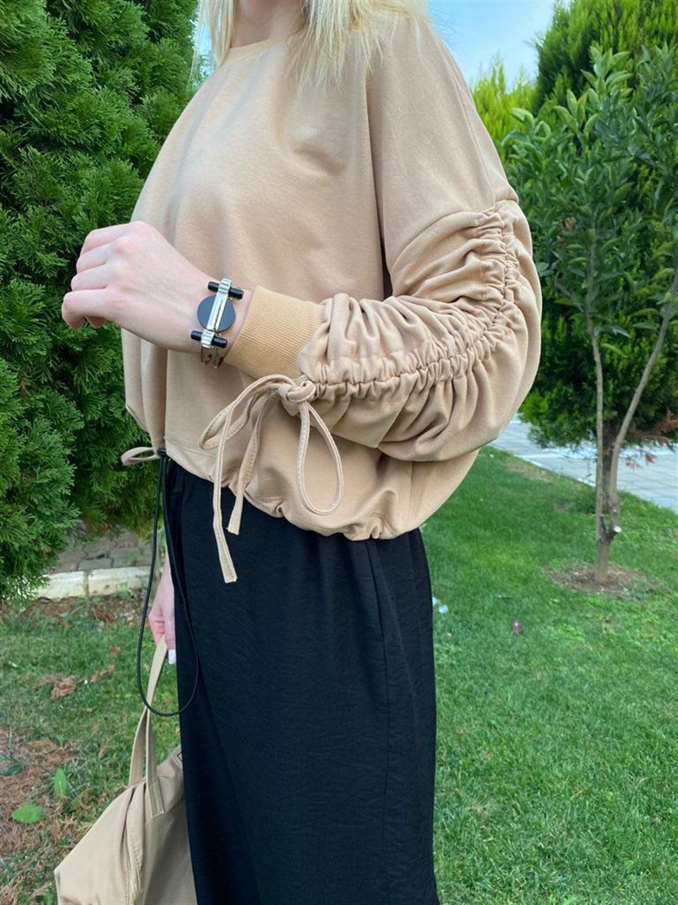 KOL BÜZGÜ DETAYLI KREM SWEAT