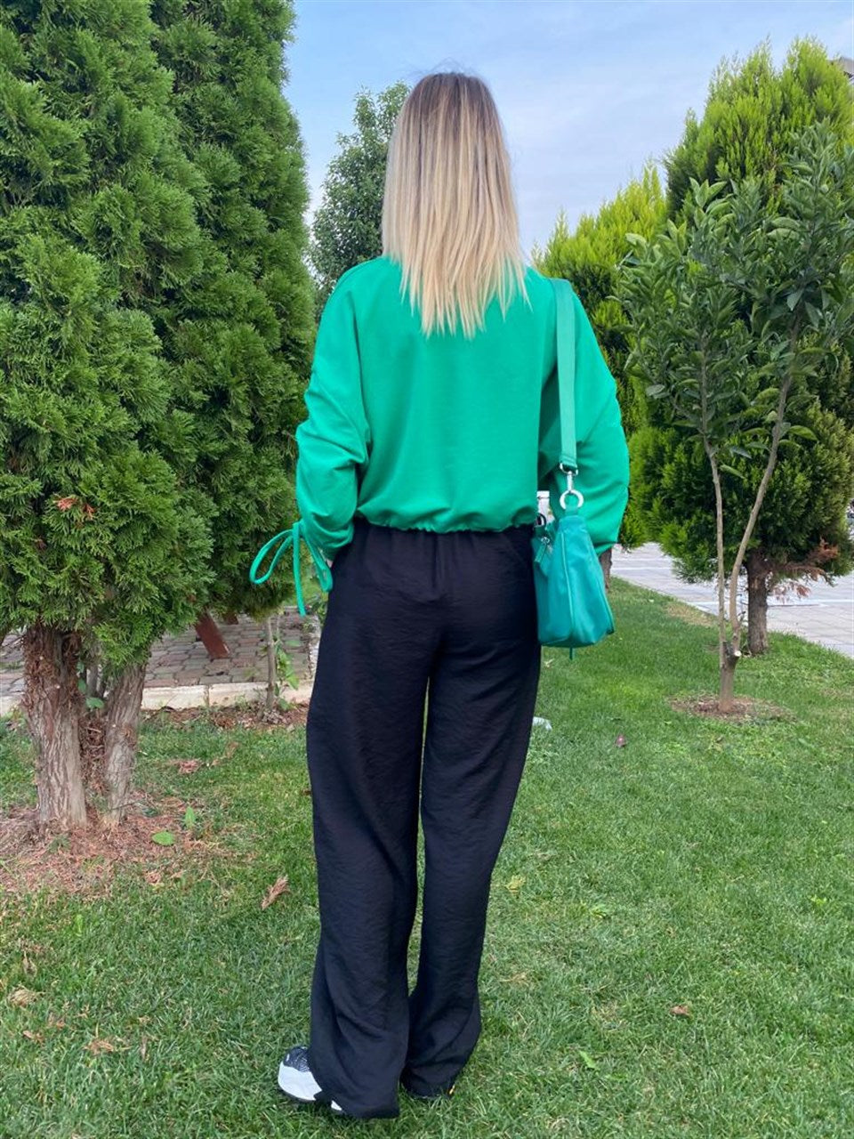 KOL BÜZGÜ DETAYLI YEŞİL SWEAT