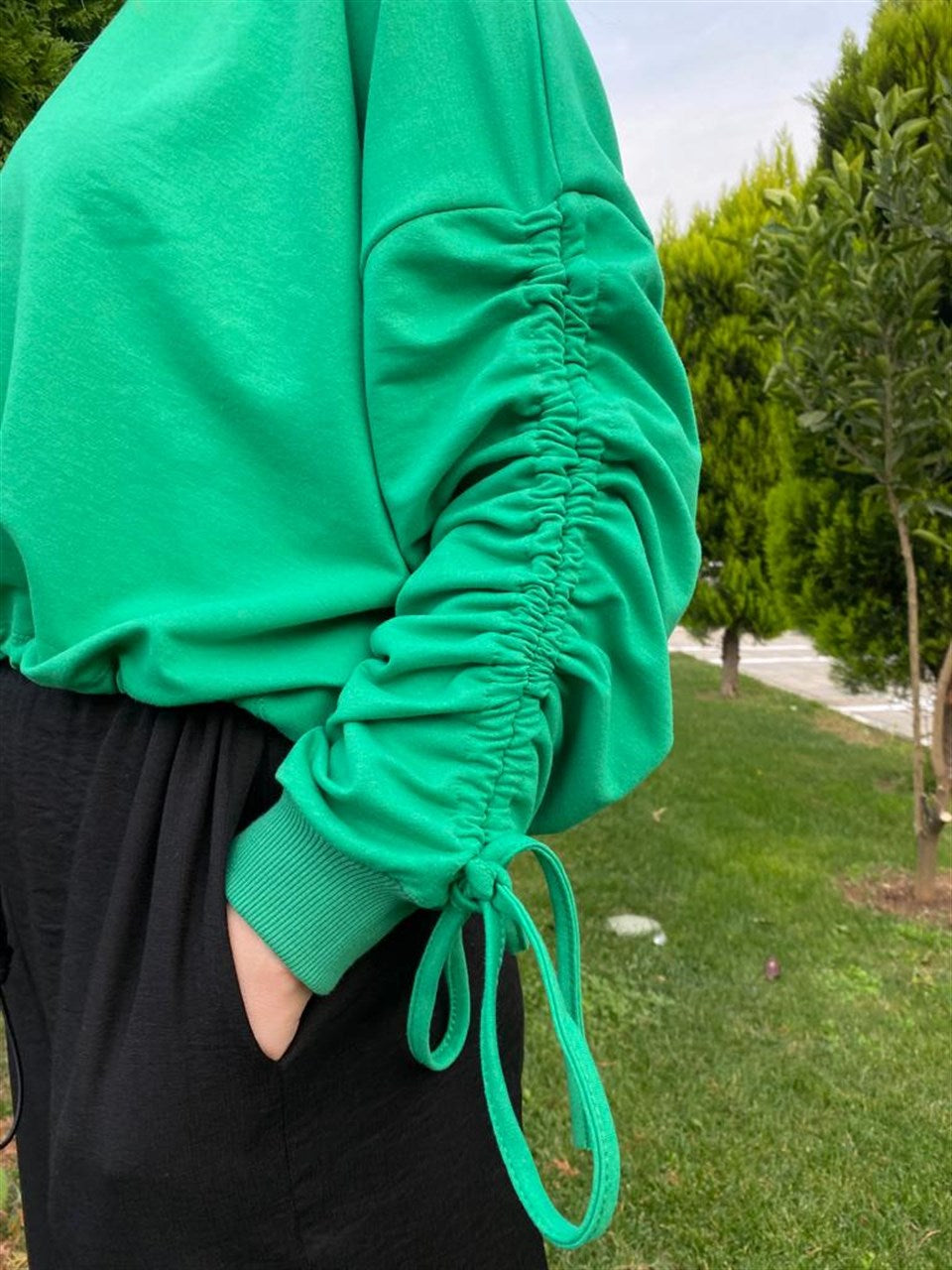 KOL BÜZGÜ DETAYLI YEŞİL SWEAT