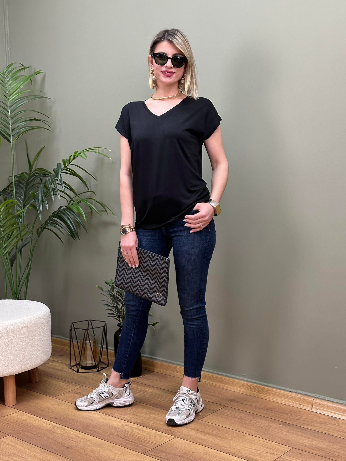 MODAL KUMAŞ V YAKA T-SHIRT SİYAH