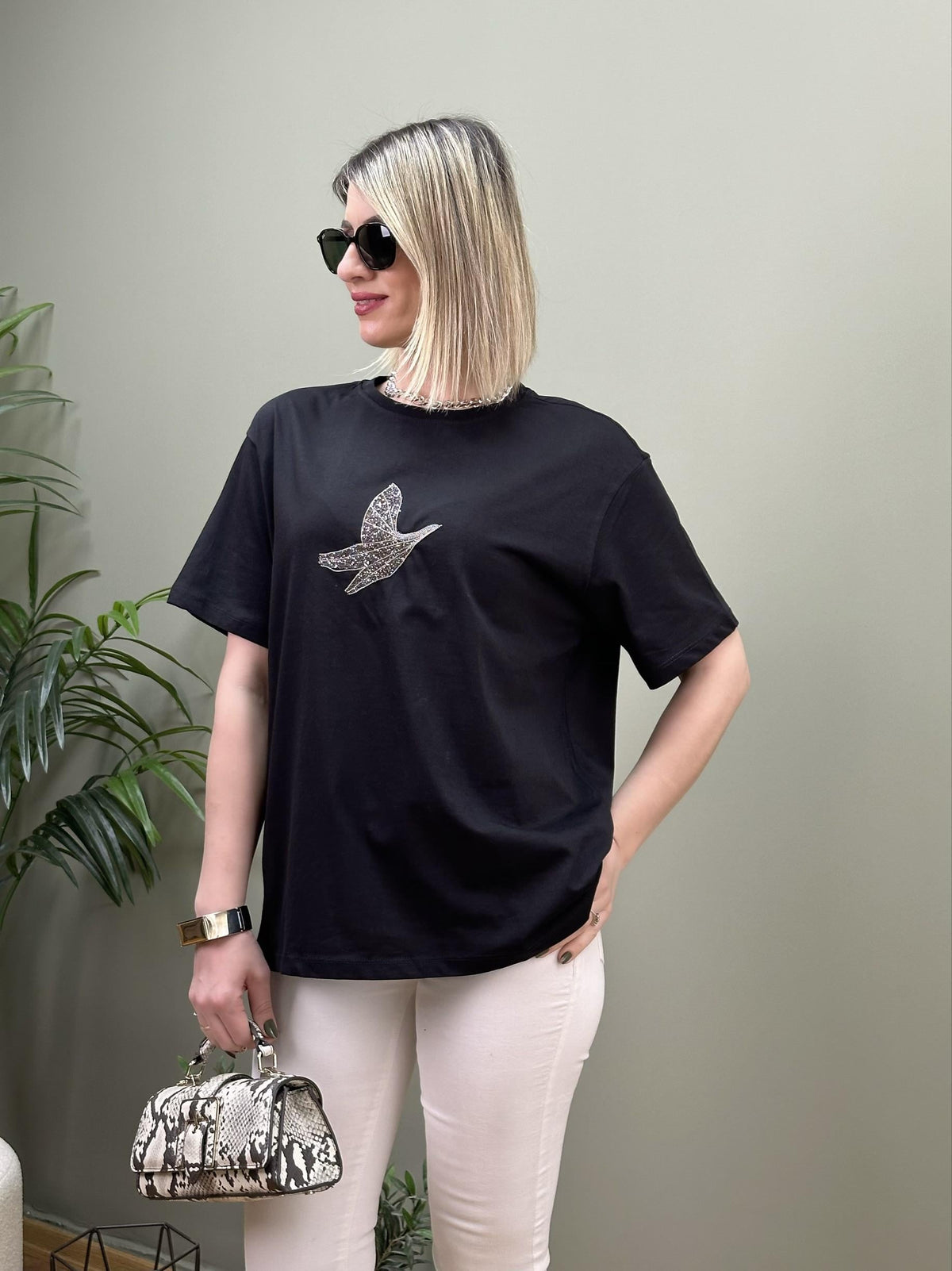 ORİJİNAL MODEL KUŞ NAKIŞLI SİYAH TİŞÖRT