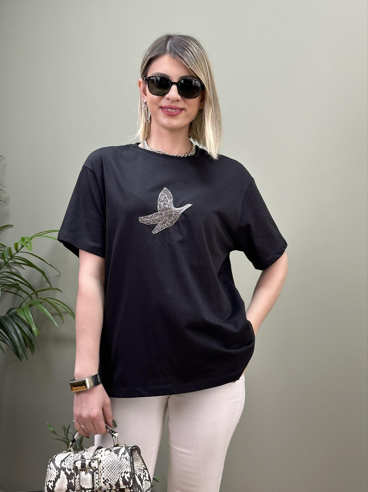 ORİJİNAL MODEL KUŞ NAKIŞLI SİYAH TİŞÖRT