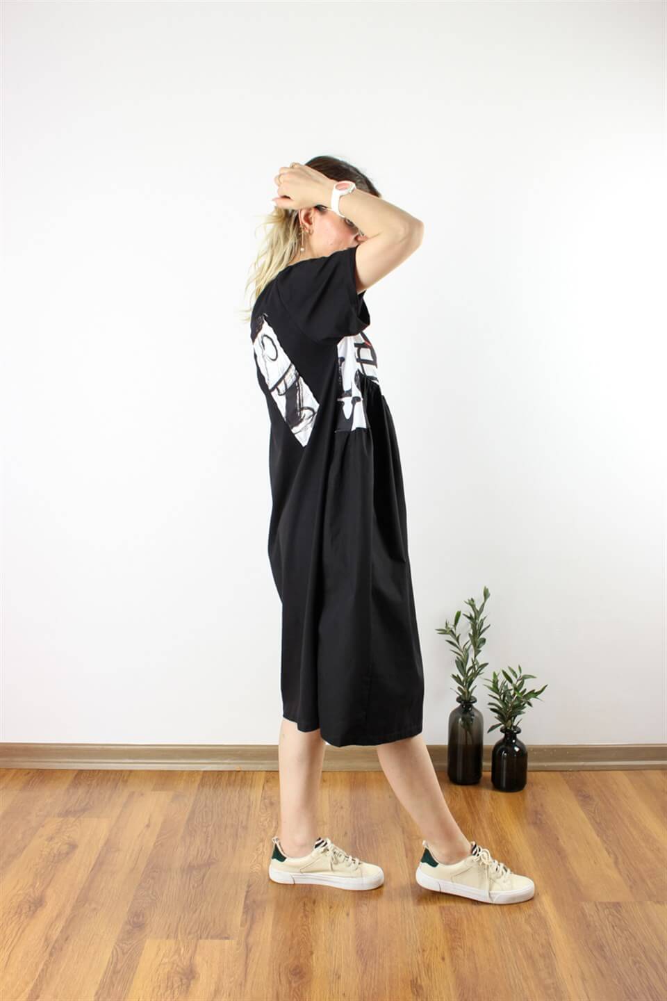 OVERSIZE SİYAH BASKILI CEPLİ ELBİSE