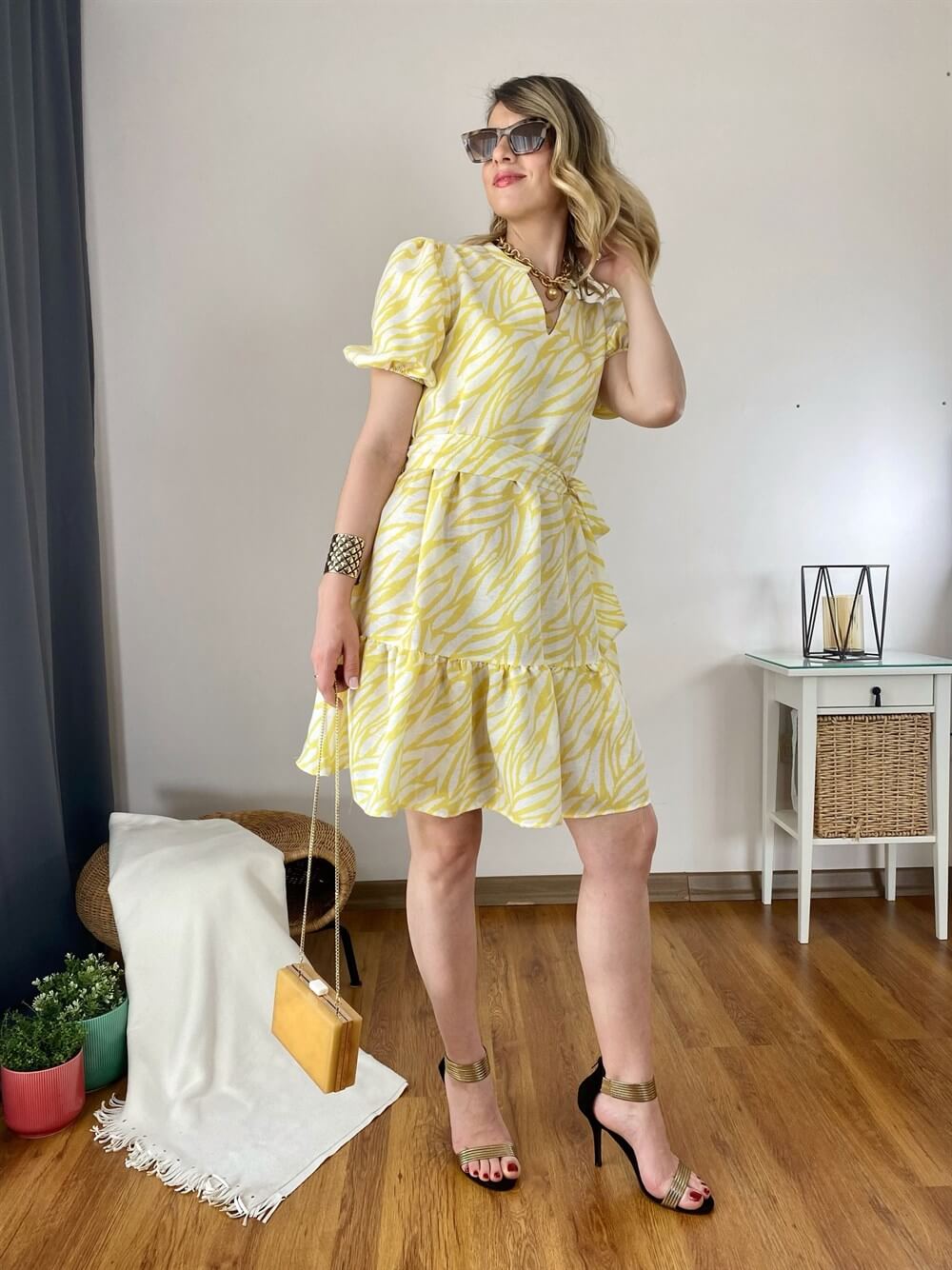SARI ZEBRA DESENLİ KISA ELBİSE