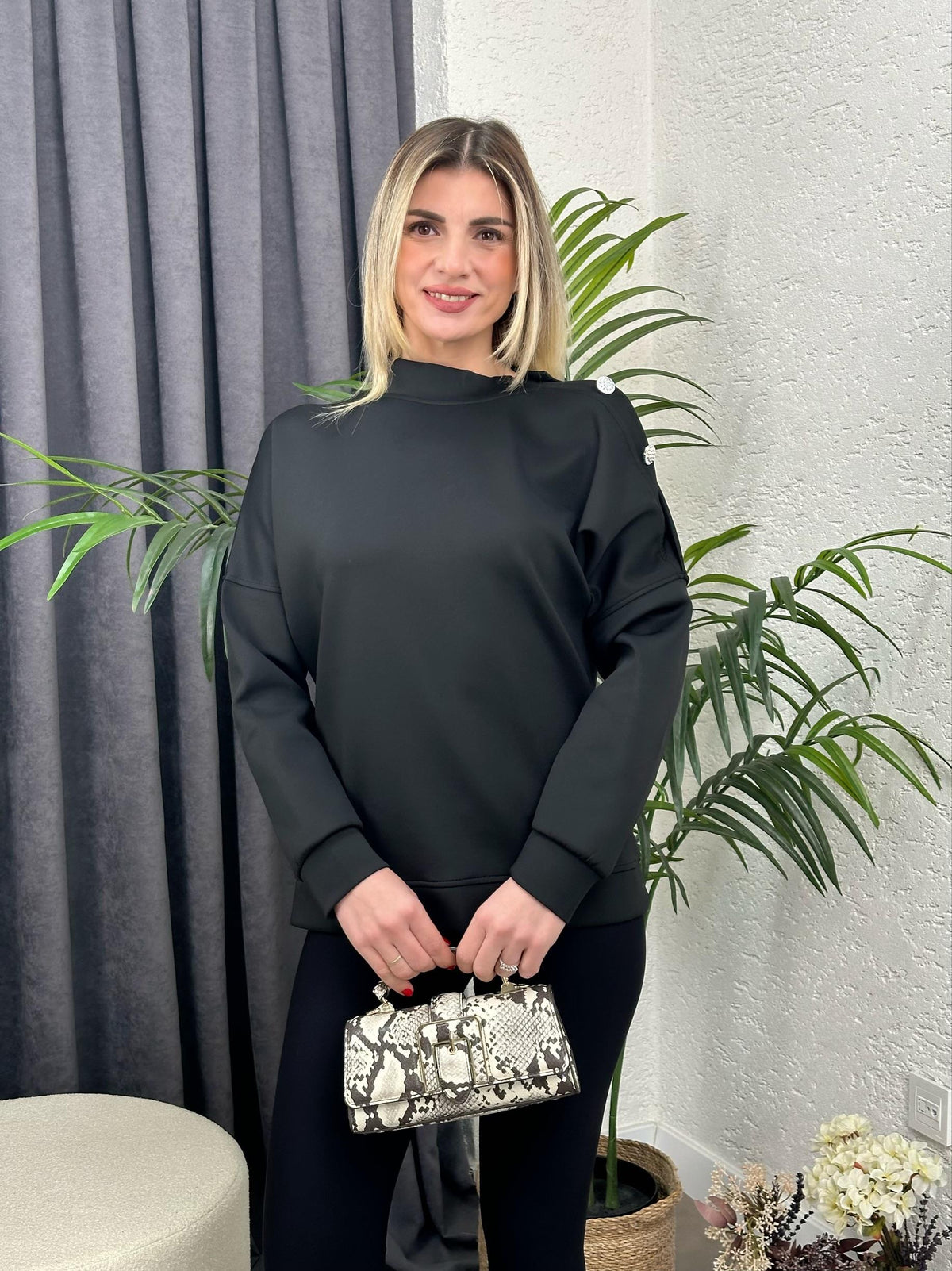 SCUBA KUMAŞ TAŞLI DÜĞME DETAYLI BLUZ