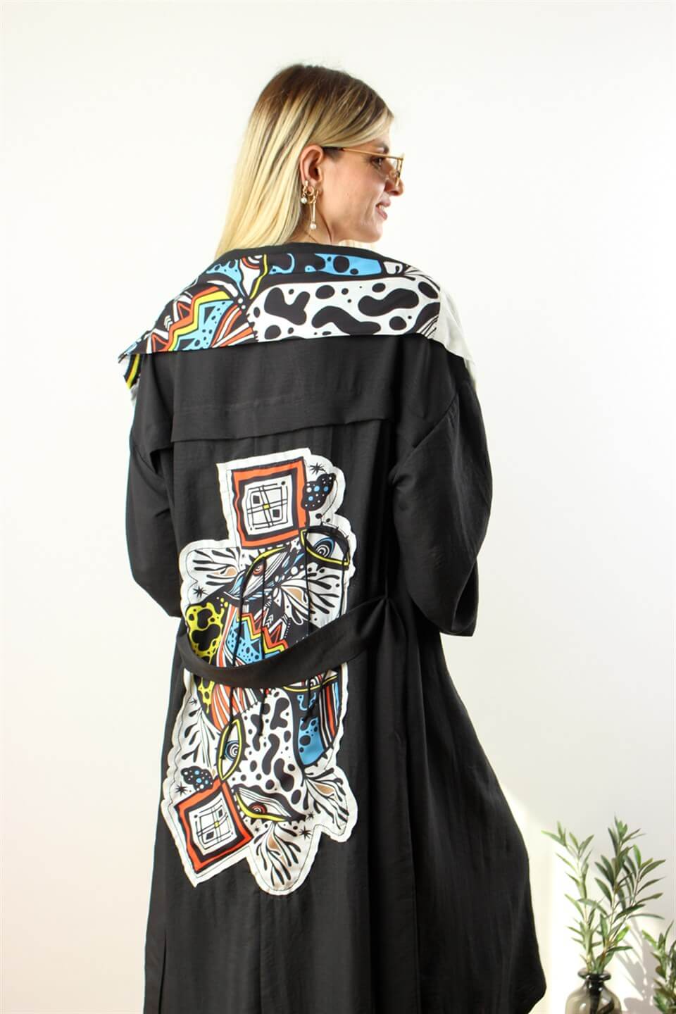 SIRT BASKILI DETAYLI MAKSİ BOY TASARIM KAFTAN