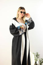 SIRT BASKILI DETAYLI MAKSİ BOY TASARIM KAFTAN