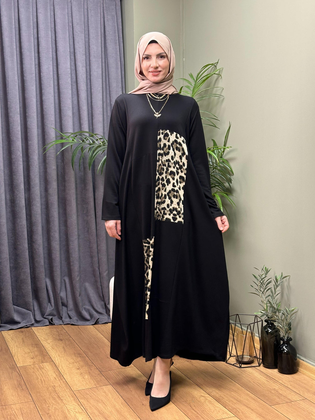 TASARIM LEOPAR MEÇLİ  SİYAH ELBİSE
