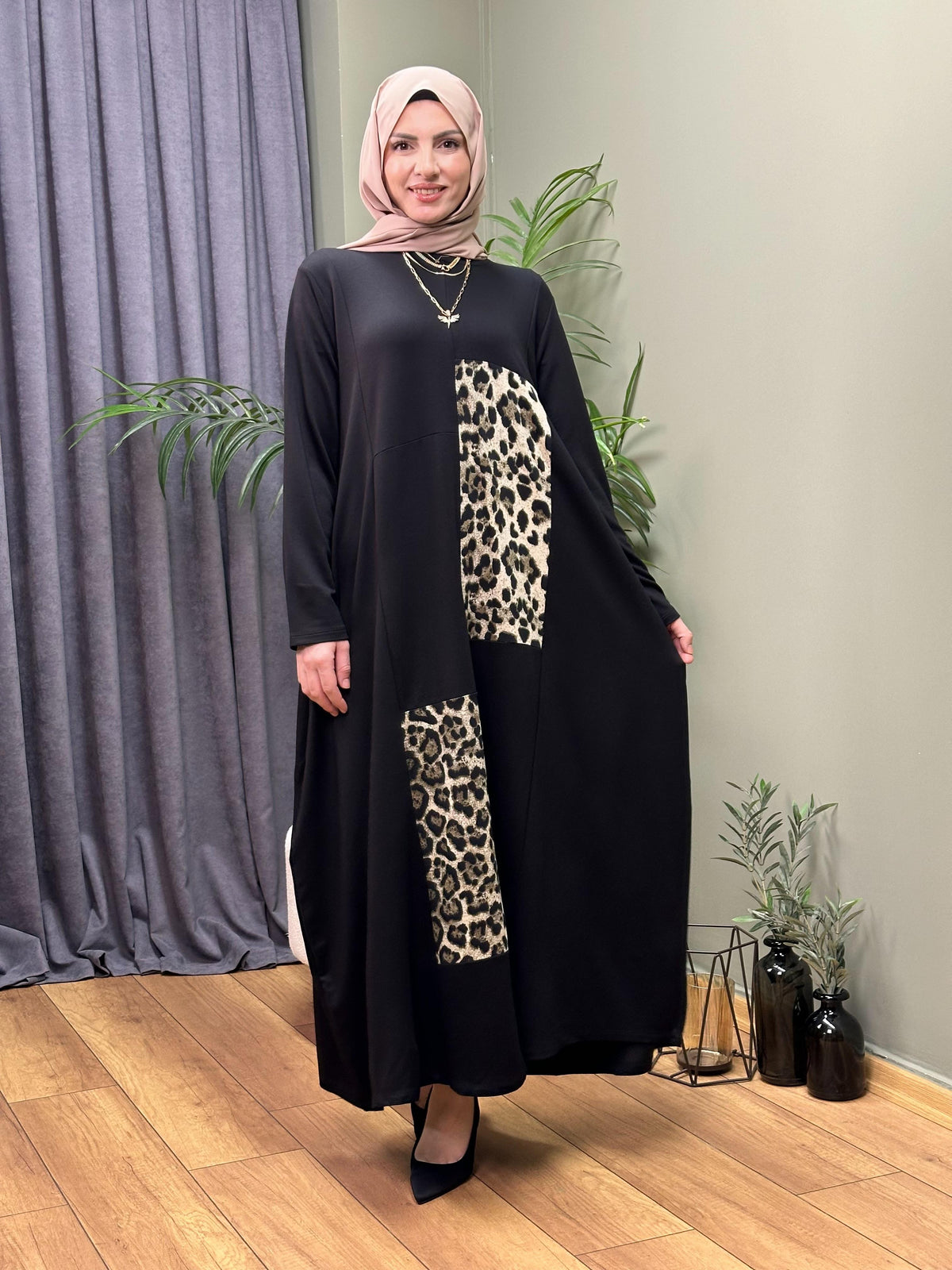 TASARIM LEOPAR MEÇLİ  SİYAH ELBİSE