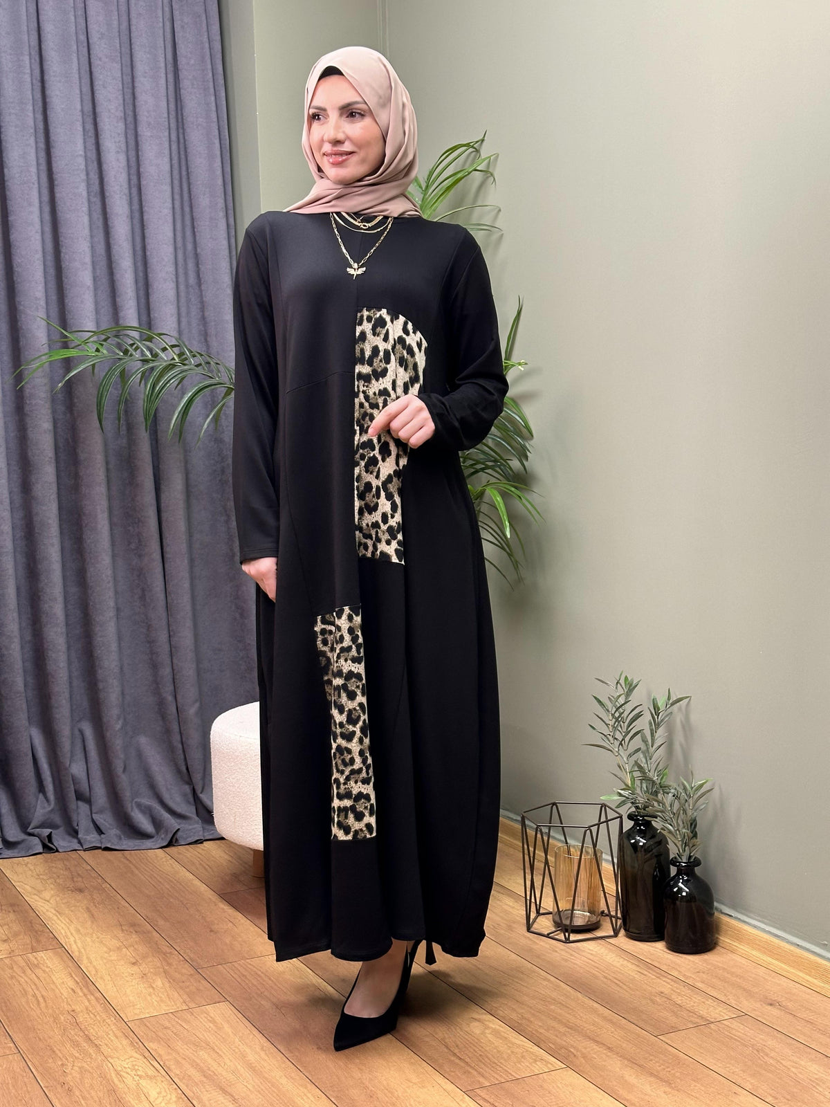 TASARIM LEOPAR MEÇLİ  SİYAH ELBİSE
