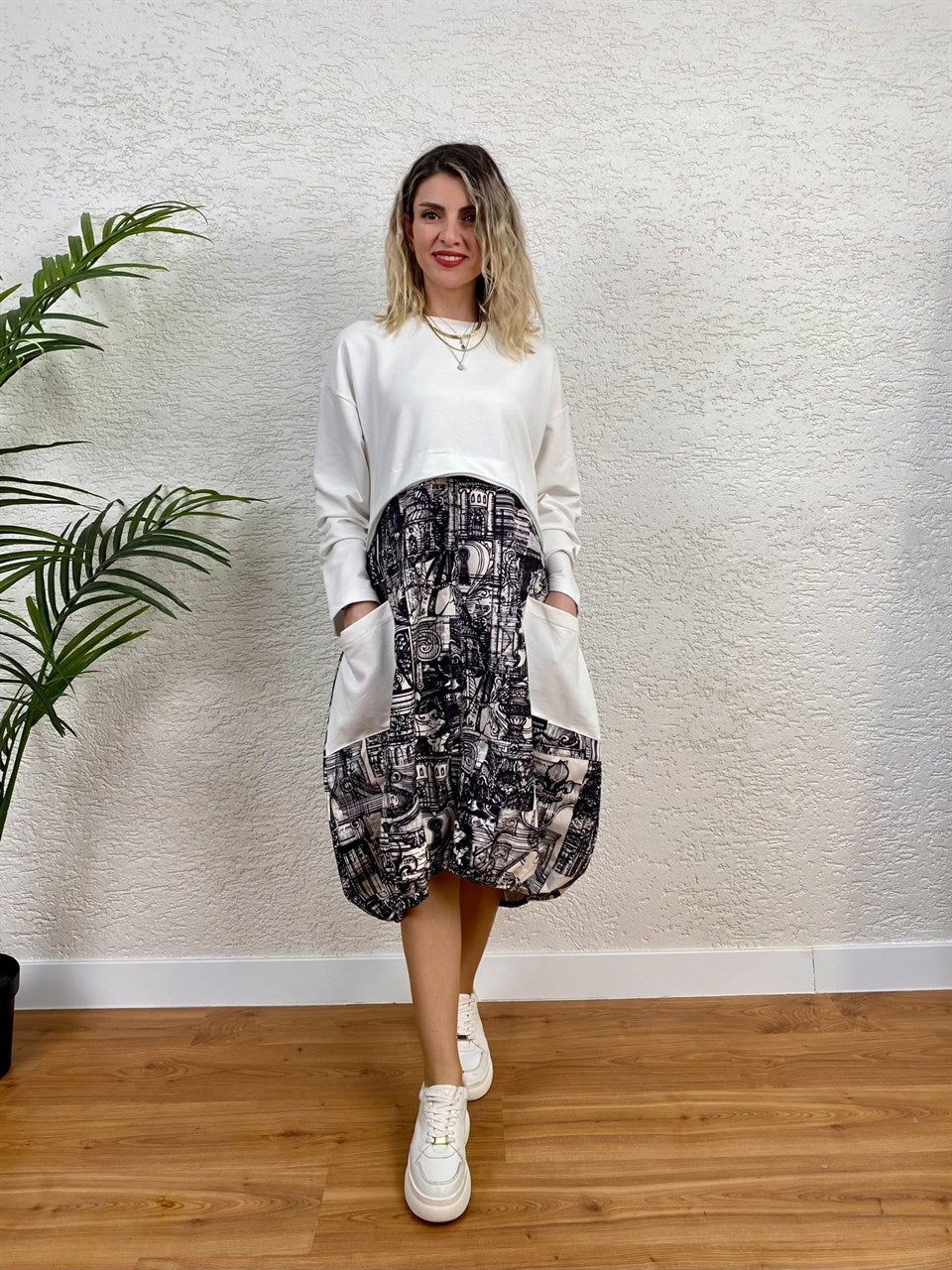 TASARIM MEÇLİ ETEK BÜZGÜLÜ OVERSİZE ELBİSE BEYAZ