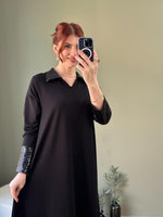 TASARIM YAKA VE KOL PAYETLI SİYAH ELBİSE