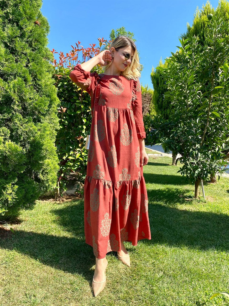 UZUN KABARTMA DESENLİ ELBİSE TARÇIN