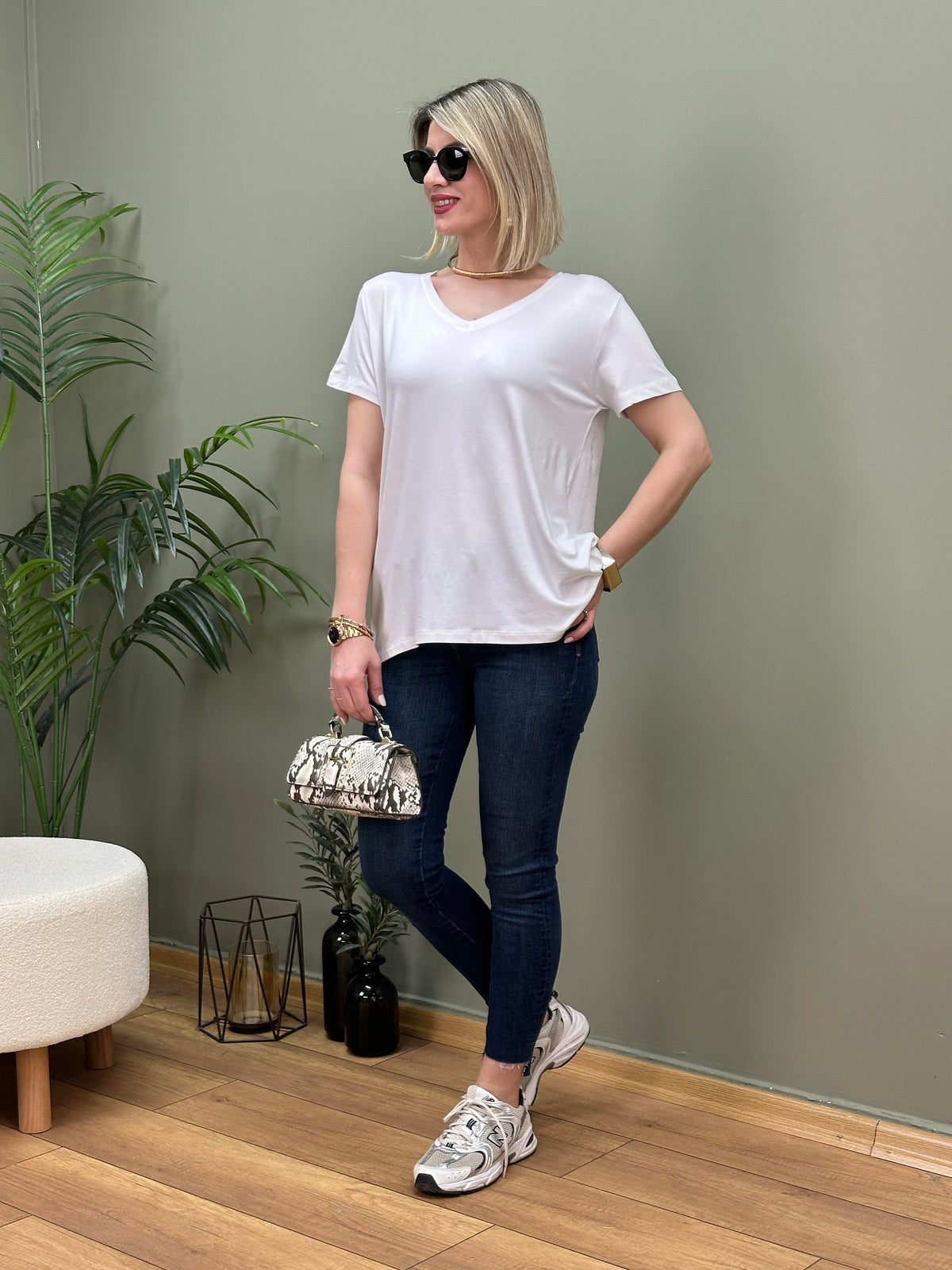 UZUN MODEL MODAL V YAKA T-SHIRT BEYAZ