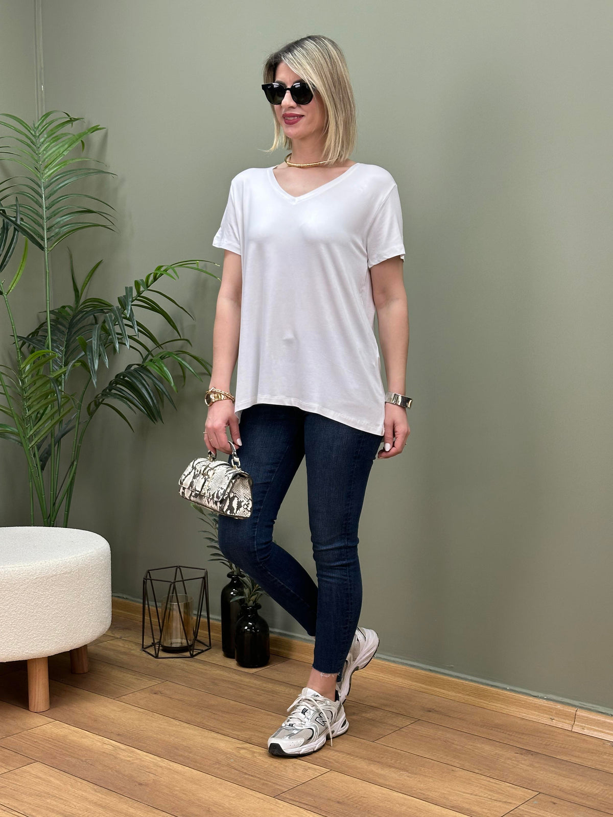 UZUN MODEL MODAL V YAKA T-SHIRT BEYAZ