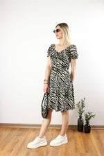 ZEBRA DESENLİ GİPELİ DRAPELİ ELBİSE